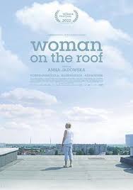 屋顶上的女人视频封面