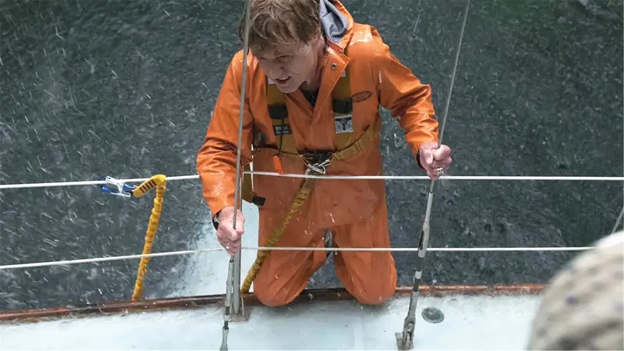 男子遭遇风暴沉船，自制淡水提取方法，8天漂流3次求救，终于被人发现！