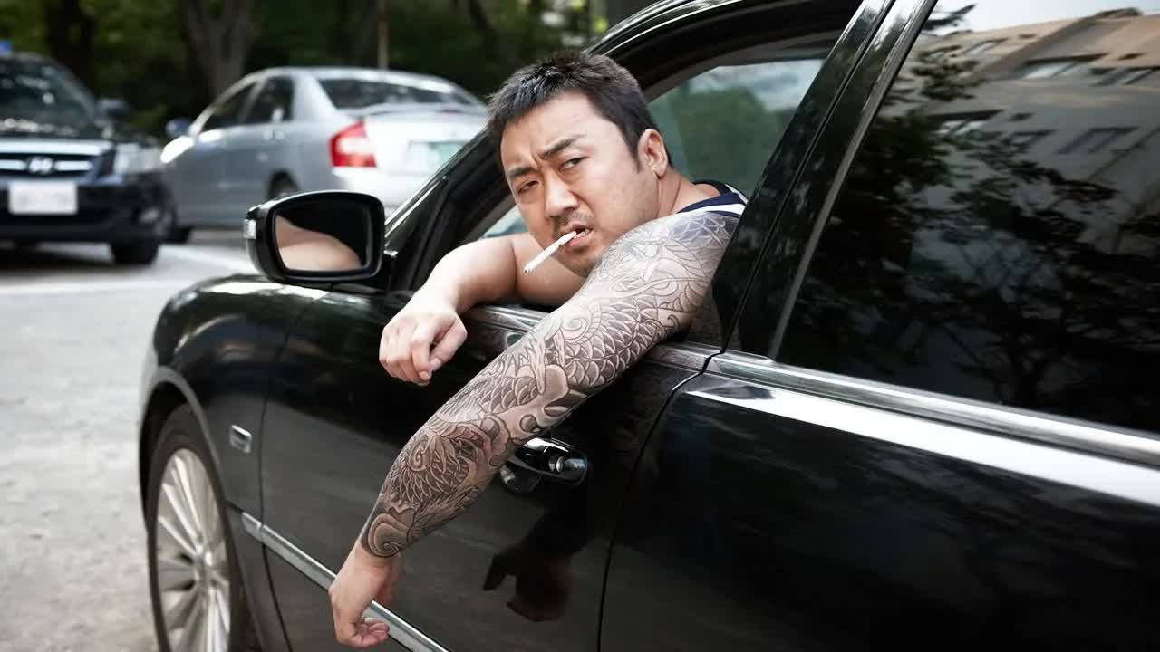 杀人犯乱占停车位，惹怒韩国第一猛男，结果被揍的下跪求饶！