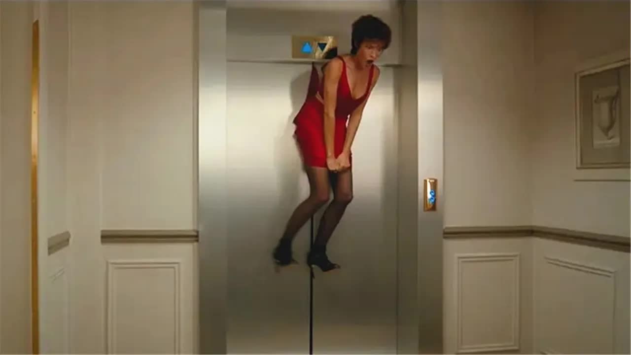 蠢萌女杀手执行任务，结果裙子被电梯夹住，几秒后变成了比基尼！