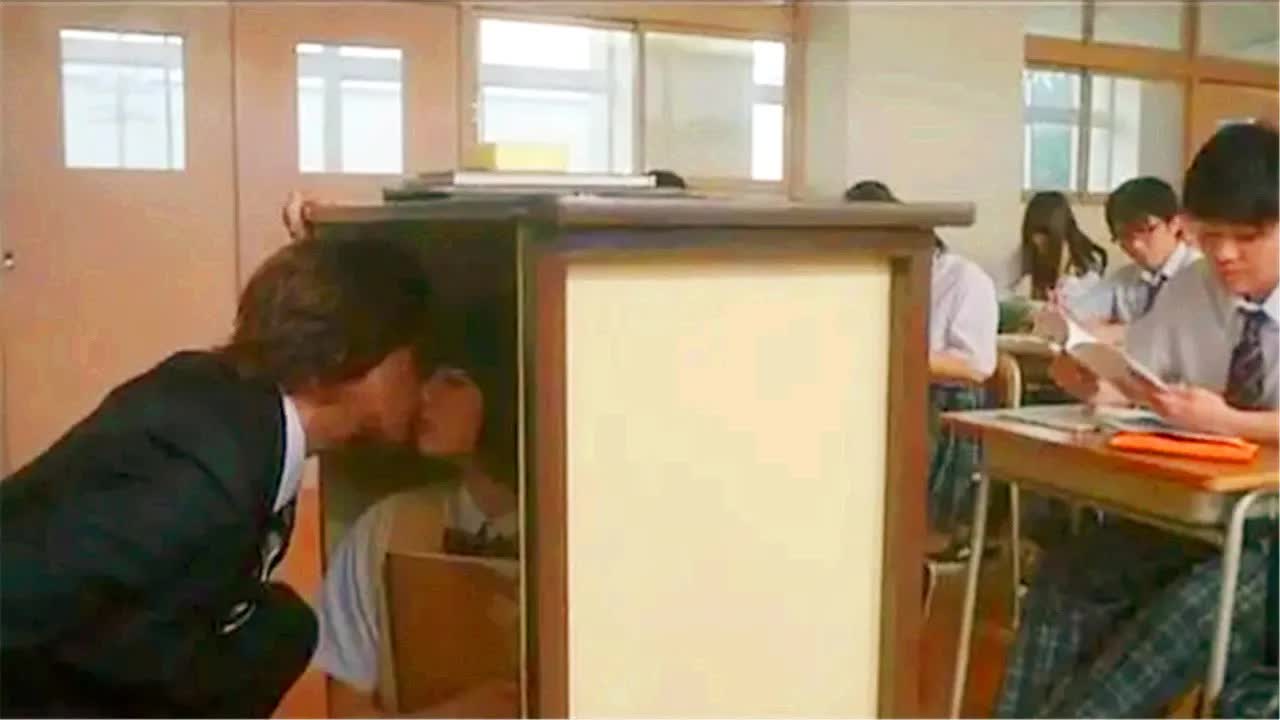 恋老师算什么，上课和老师在讲桌底下亲亲，日本太开放了！