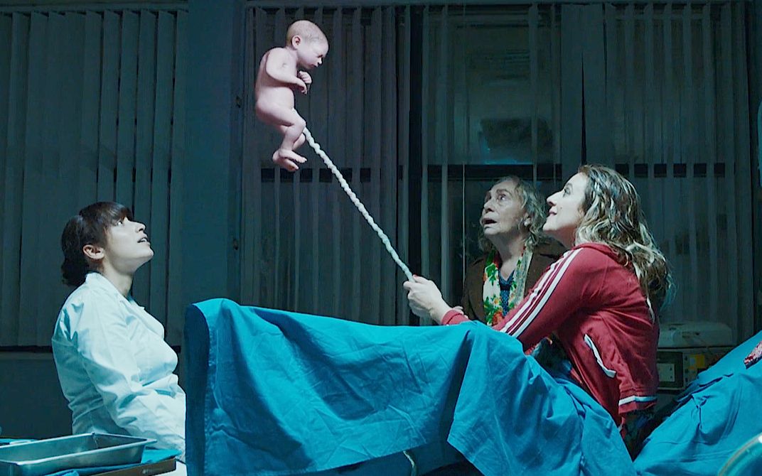 会飞的婴儿，母亲用脐带放风筝，吓坏护士！脑洞奇幻片《无重力男子》